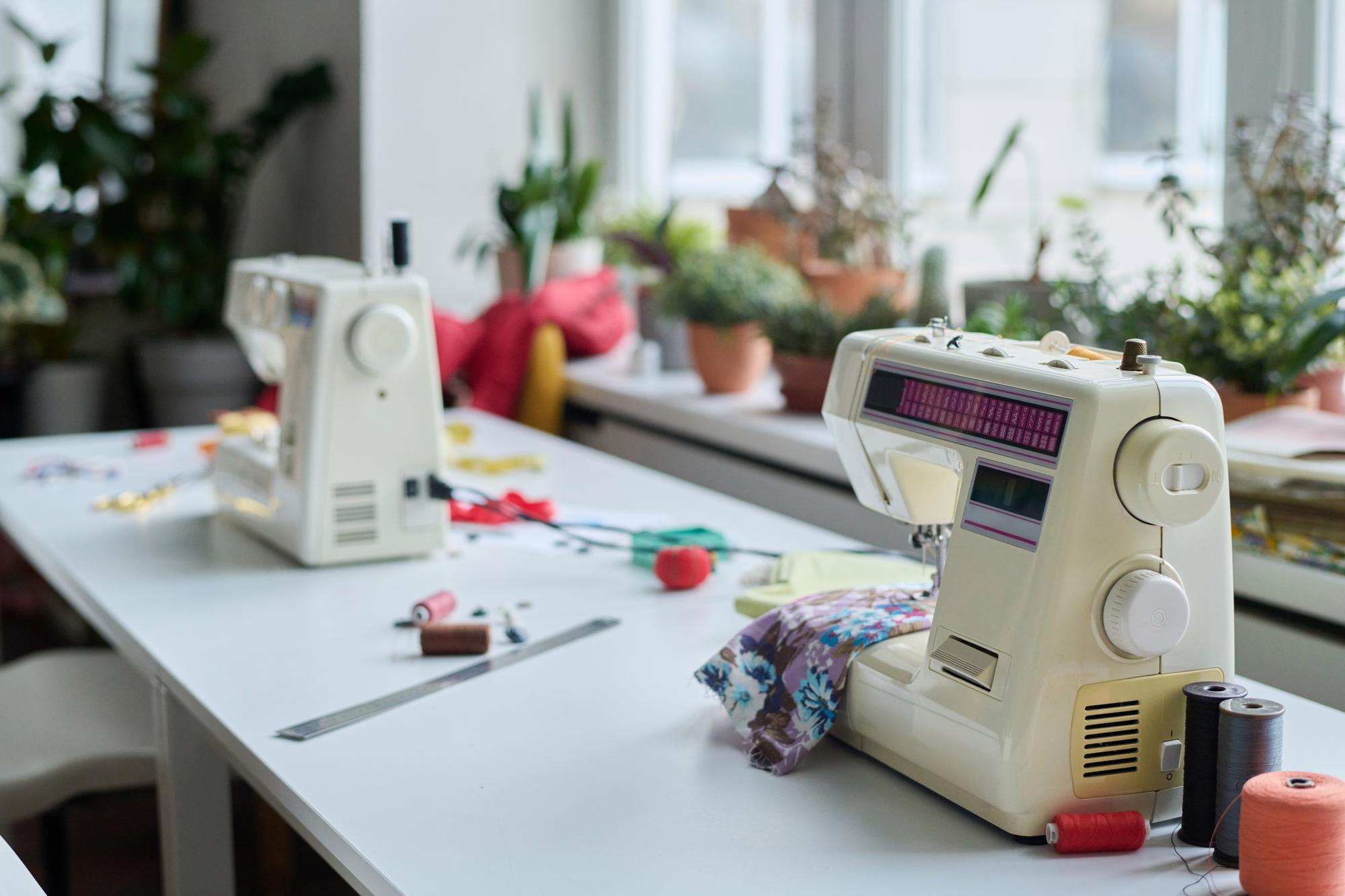 Laboratorio di ricamo con attrezzatura digitale e tessuti